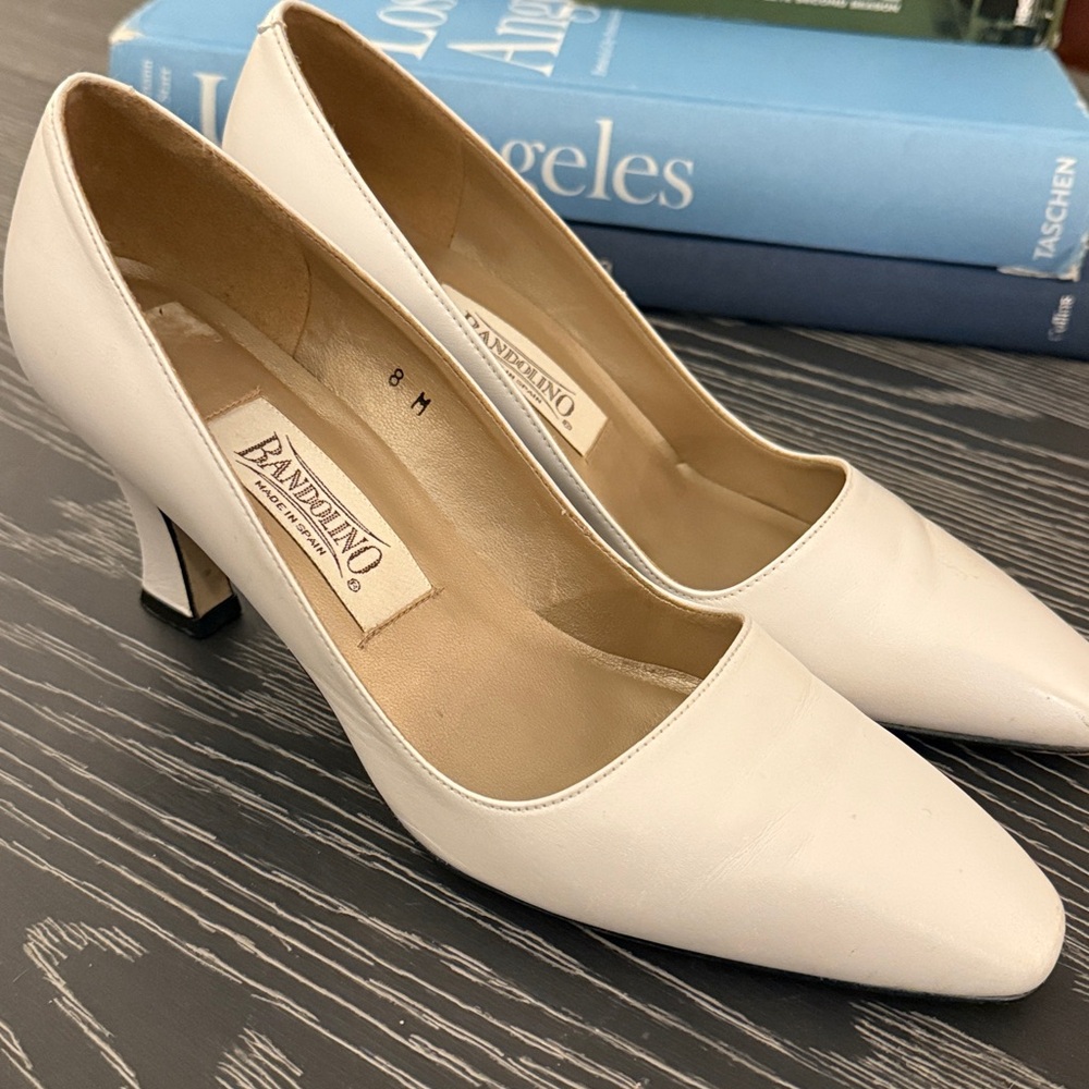 Retro Bandolino Made in Spain Off White Leather 3” Heels Sz 8